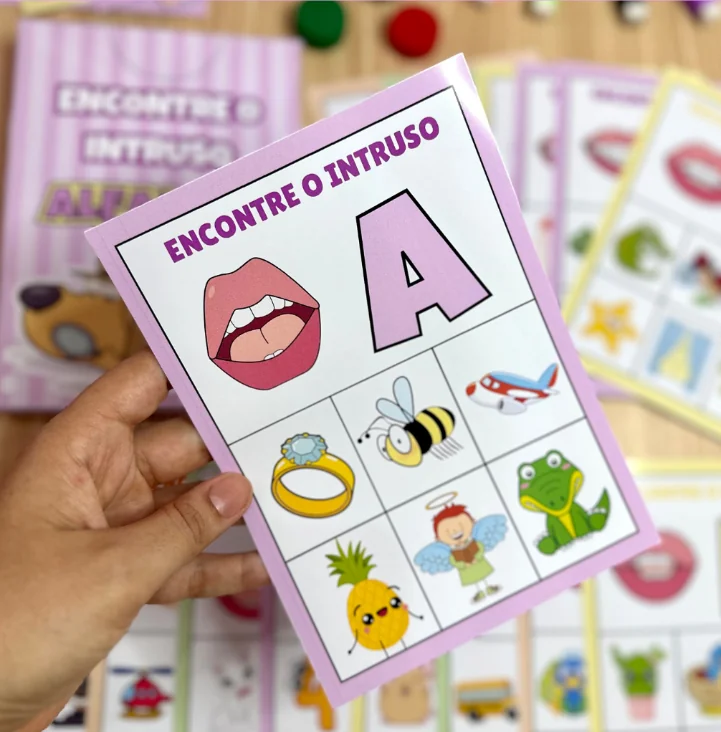 Encontre o Intruso- Alfabeto